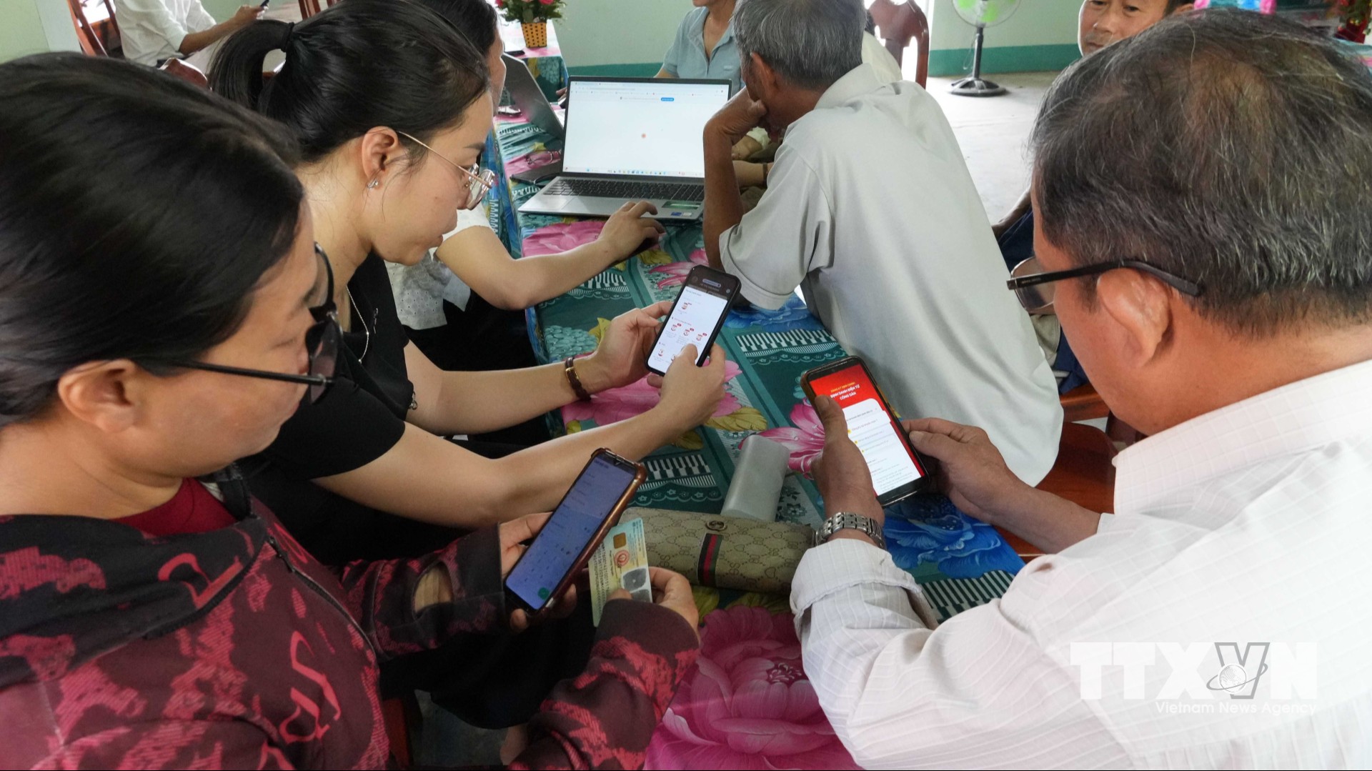 Nhờ sự hướng dẫn của các thành viên Tổ công nghệ số cộng đồng thôn Phương Quý 2, xã Ngọk Bay, tỉnh Quảng Ngãi, các công dân lớn tuổi đã có thể thao tác nộp hồ sơ giải quyết thủ tục hành chính trực tuyến. (Ảnh: Dư Toán/TTXVN)